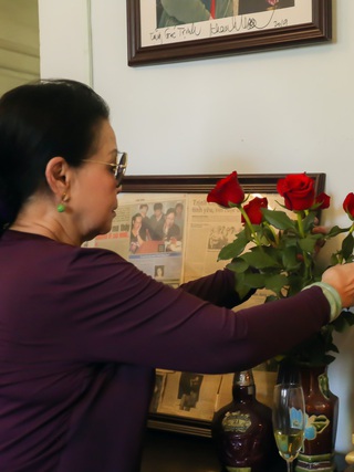 Xúc động khoảnh khắc danh ca Khánh Ly thăm Gác Trịnh tại Huế