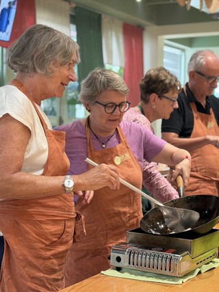 Du khách háo hức chờ ăn Tết Việt