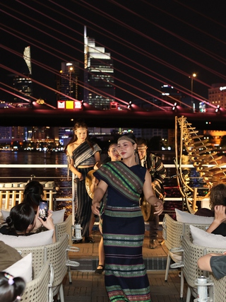 Đưa cồng chiêng Tây nguyên lên buýt sông 2 tầng, khách Tây thích thú