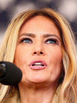 Phim về vợ ông Trump gây tranh cãi