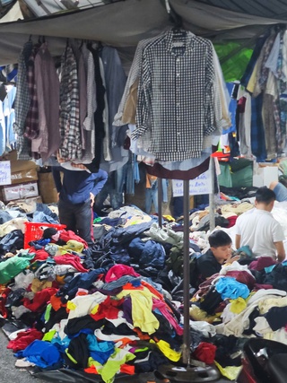 Thắt chặt chi tiêu cận tết, người trẻ rủ nhau mua đồ si