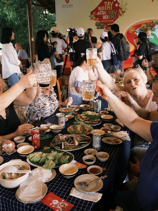 Miền Tây tấp nập khách nước ngoài về ăn tết