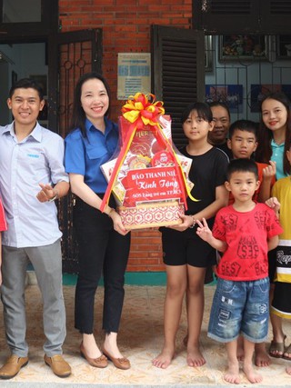 Người trẻ Báo Thanh Niên mang quà đến tặng các trẻ em Làng SOS