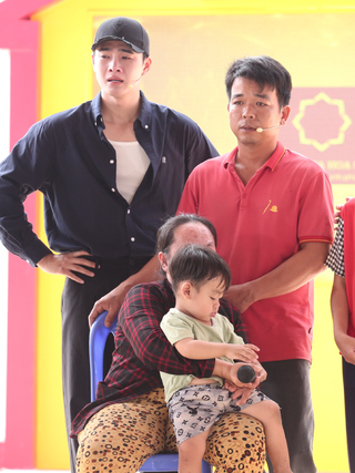 Xót xa cảnh người cha tần tảo, gồng gánh nuôi vợ khuyết tật và 3 con thơ