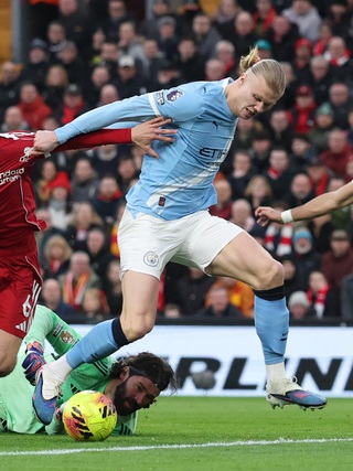 HLV Guardiola thay đổi 'lạ', may vẫn kịp sửa sai: Man City thắng ngược ngoạn mục Liverpool 