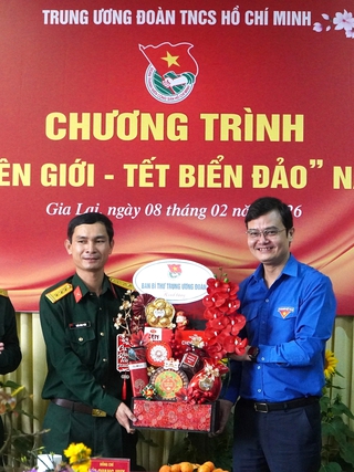 Xuân biên giới - Tết biển đảo sưởi ấm vùng bão lũ Gia Lai