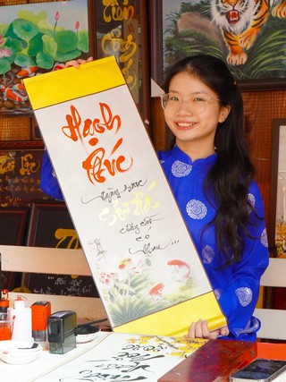 Những cô gái hóa thân thành 'bà đồ' viết thư pháp giữa phố xuân Cần Thơ