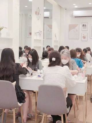 Gần tết, tiệm hớt tóc, tiệm nail... đông từ sáng đến tối, khách phải đặt lịch trước