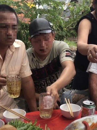 Ngày tết: Được mời rượu bia mừng xuân liên tục có thể gây căng thẳng ức chế