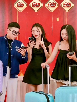 Làm mẫu livestream bán hàng chạy show dịp cận tết, thu nhập tăng gấp đôi