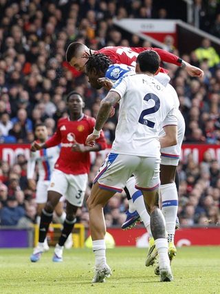 HLV Carrick thay đổi đặc biệt, M.U ngược dòng hạ Crystal Palace: Chính thức vào tốp 3