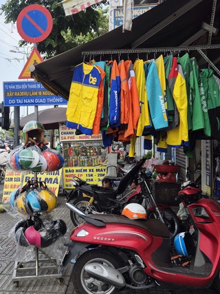 Đồng phục shipper, xe ôm công nghệ bán tràn lan: Mua về mặc có phạm luật?