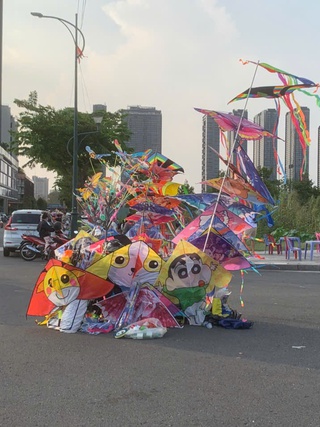 Chiều nào cũng đông kín: Bãi đất gần cầu Ba Son thành 'thiên đường thả diều'