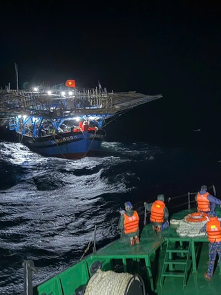 Hải quân xuyên đêm vượt sóng lớn, lai dắt tàu cá Quảng Ngãi cùng 36 ngư dân về bờ an toàn 
