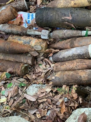 Tây Ninh: Đào đất làm vườn, nông dân phát hiện quả bom nặng hơn 100 kg