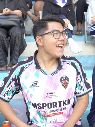 Chàng trai đi nạng đến sân, cổ vũ giải bóng đá sinh viên Việt Nam