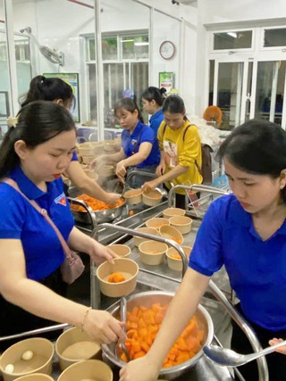 Bếp thanh niên đỏ lửa ngày bầu cử: Hàng trăm suất cơm tiếp sức các lực lượng