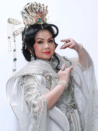 Nghệ sĩ cải lương Tú Sương nói gì vụ hình ảnh được đặt trong miếu thờ?