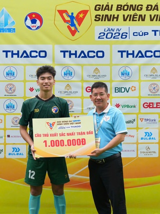 Chàng trung vệ đứng dậy mạnh mẽ từ lời dỗ dành của mẹ