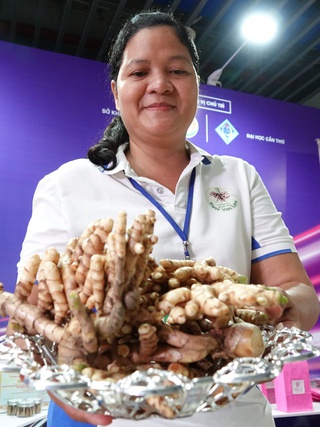 Cô gái Khmer khởi nghiệp làm nhang sạch từ nghệ trắng