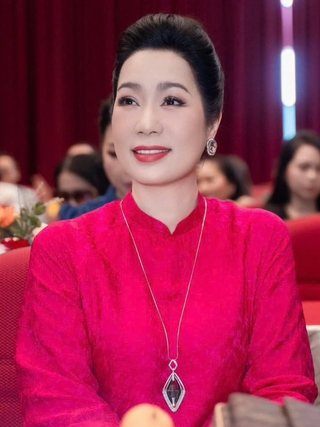 NSND Trịnh Kim Chi học tiến sĩ, hôn nhân viên mãn ở tuổi 55