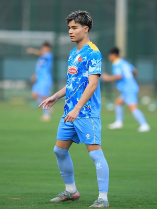 ‘Tòa tháp’ 1,96 m và Việt kiều Moric nổi bần bật giữa dàn sao U.23 Việt Nam, trợ lý thầy Kim lên tiếng