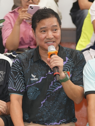 Cựu danh thủ Nguyễn Hồng Sơn xuất hiện trong ngày Lý Hoàng Nam đón đồng đội mới