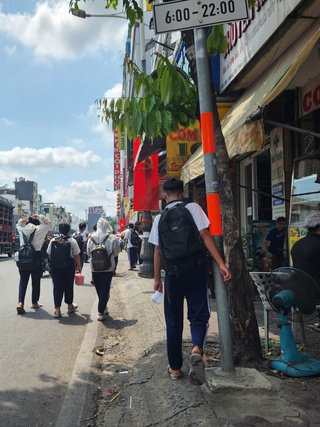 Vỉa hè nào cho học sinh đi bộ?