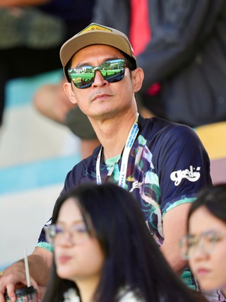 Xem giải sinh viên, diễn viên Huy Khánh bồi hồi nhớ thời 'đi chân trần, đá bóng nhựa'