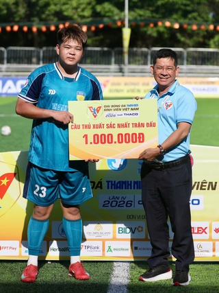 Tại sao thủ môn xuất sắc của HUTECH bật khóc khi rời sân cuối trận?