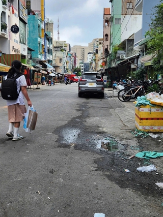 Phụ huynh TP.HCM gọi tên nhiều nơi 'không có vỉa hè cho học sinh đi bộ'