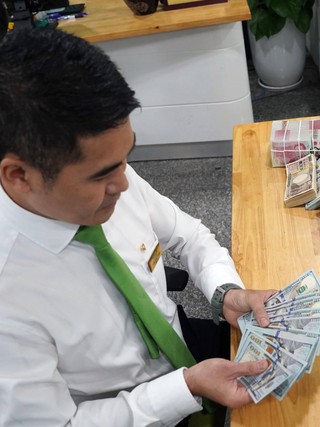 Tỷ giá, lãi suất đều 'căng'