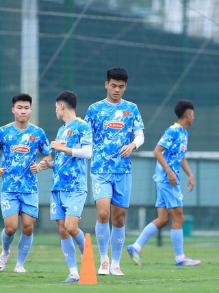 Nghịch lý Đinh Quang Kiệt: Trung vệ cao 1,96 m trở thành 'đầu tàu' U.23 Việt Nam?