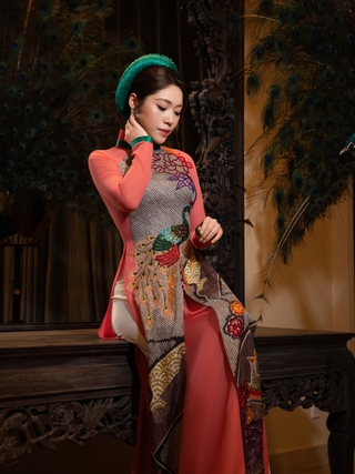 Hoa hậu biết 4 thứ tiếng hóa 'nàng thơ' của nhà thiết kế Võ Việt Chung