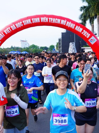 Hàng ngàn người trẻ dậy sớm tham gia chạy bộ