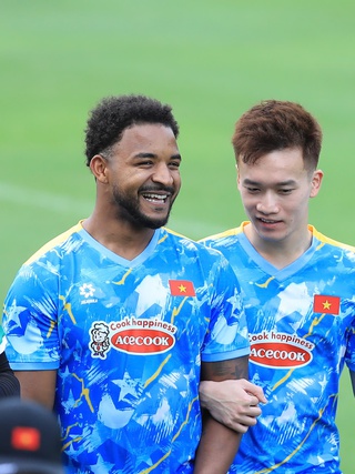 Đội tuyển Việt Nam đón thêm dàn sao Ninh Bình, Xuân Son vẫn phải tập riêng với bác sĩ