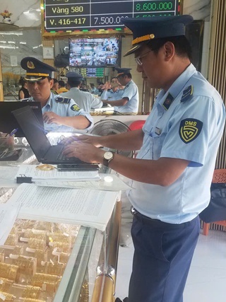 Đồng Tháp xử phạt 9 tiệm vàng bán trang sức giả thương hiệu Chanel, Versace