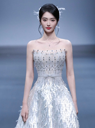 Tôn Tuyết Ninh tỏa sáng trong thiết kế Việt tại Shanghai Fashion Week