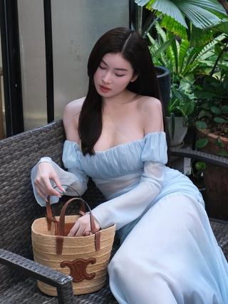 Thời trang du lịch mùa hè không thể thiếu túi cói