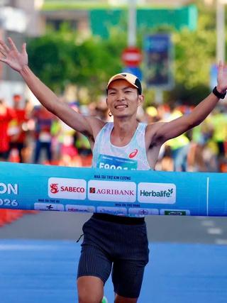 Hoàng Nguyên Thanh lần thứ 7 vô địch Tiền Phong Marathon, Ngọc Hoa trườn về đích tạo cảm xúc đặc biệt