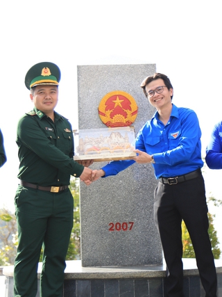 Chào cờ nơi 'ngã ba Đông Dương': Người trẻ rưng rưng niềm tự hào chủ quyền
