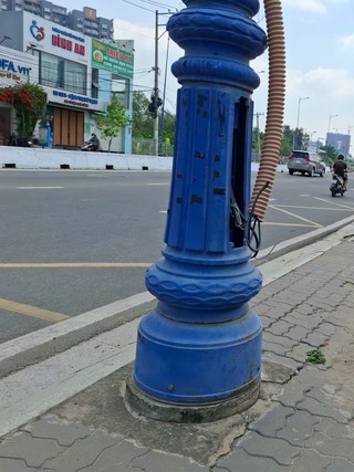 Nhiều nắp hộp điện, linh kiện trụ đèn chiếu sáng bị mất