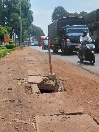 Hố trước trạm xe buýt