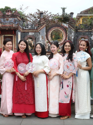 Vì sao người trẻ chủ động 'yêu' áo dài dù từng ngại ngùng với trang phục này?