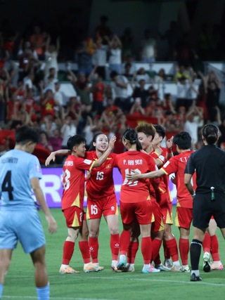 Chủ tịch VFF Trần Quốc Tuấn chúc mừng đội tuyển nữ Việt Nam, thưởng nóng 500 triệu đồng 