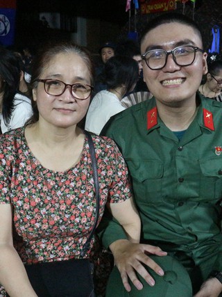 Gác lại việc ổn định, tạm xa người yêu, người trẻ TP.HCM lên đường nhập ngũ