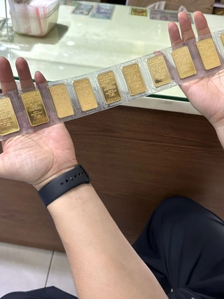 Chốt lời vàng, dòng tiền đổ vào USD