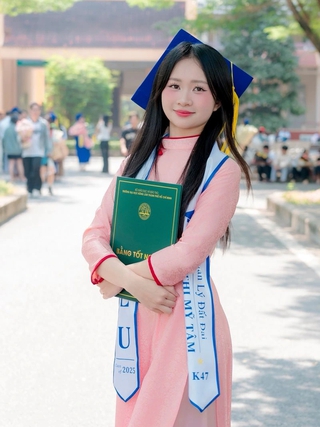 Vì sao sinh viên thích mặc áo dài trong ngày nhận bằng tốt nghiệp?