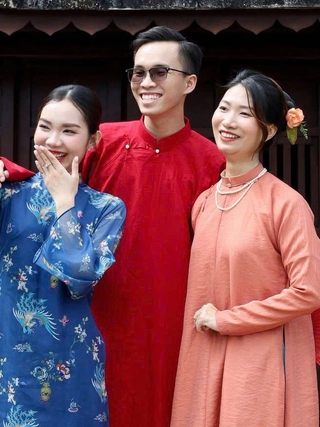 Người trẻ tìm thấy niềm vui từ áo dài