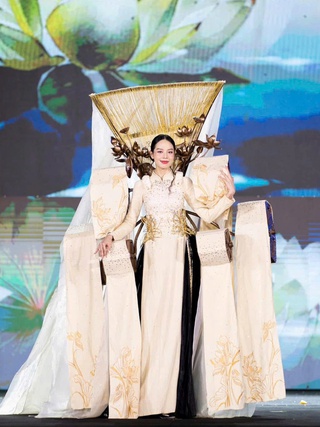 Khi áo dài trên trường quốc tế